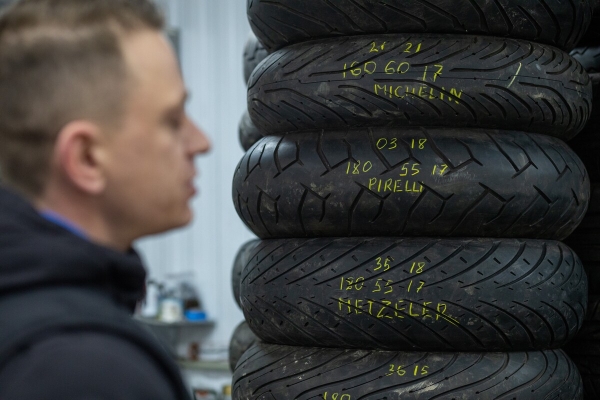 «Немцы отбирают для меня шины». Белорус наладил бизнес по продаже б/у Continental, Pirelli, Bridgestone. Есть спрос?