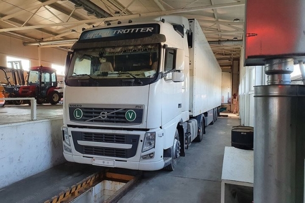 Сигареты на 2,3 миллиона евро нашли в белорусской фуре – их прятали за мешками с сажей