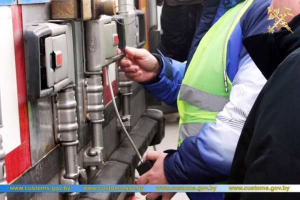 Вслед Польшей и Литвой: фуры из Латвии тоже будут пломбировать Вслед Польшей и Литвой: фуры из Латвии тоже будут пломбировать