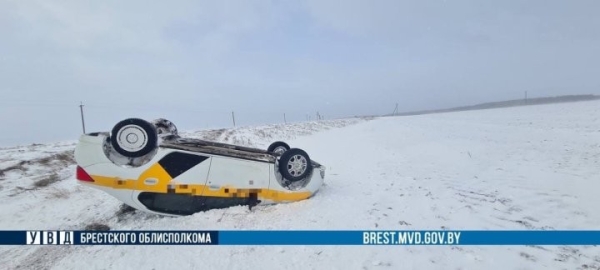 В Березовском районе перевернулось такси В Березовском районе перевернулось такси