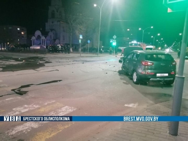 Серьезное ДТП в Дрогичине: работники МЧС спасли двух человек Серьезное ДТП в Дрогичине: работники МЧС спасли двух человек