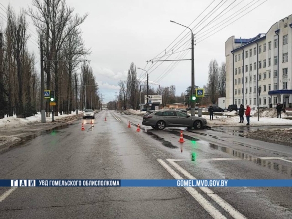 В Гомеле автомобиль вылетел на тротуар и сбил трех женщин. Опубликовано видео В Гомеле автомобиль вылетел на тротуар и сбил трех женщин. Опубликовано видео