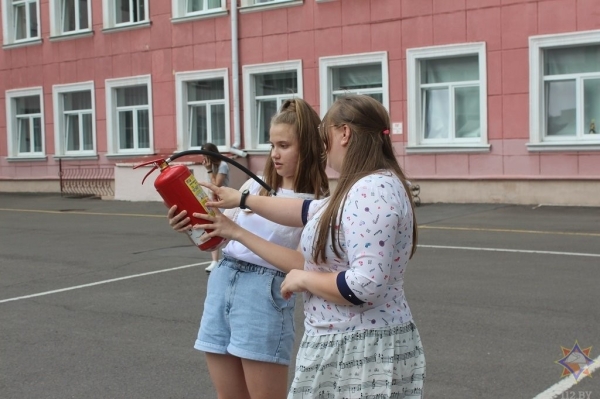 В Бресте детям продемонстрировали работу огнетушителя