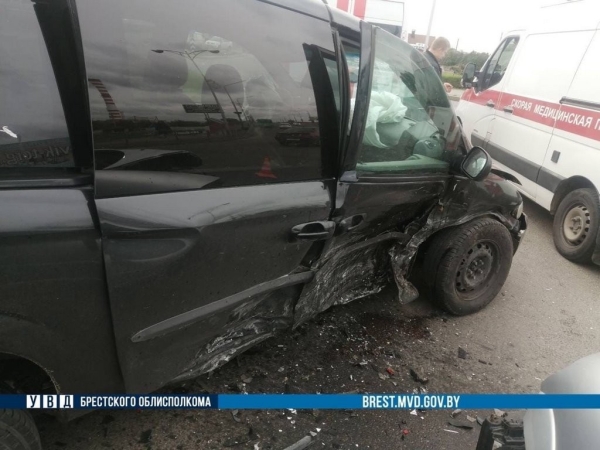 Ребенка и двух женщин забрала скорая. Подробности ДТП на кольце в Барановичах Ребенка и двух женщин забрала скорая. Подробности ДТП на кольце в Барановичах