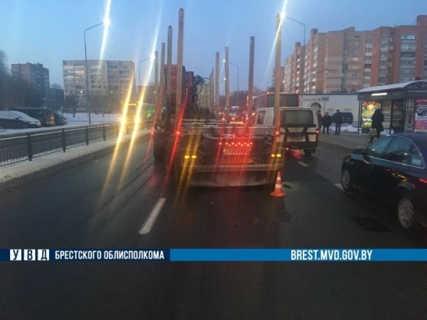 Массовое ДТП с лесовозом произошло в Пинске Массовое ДТП с лесовозом произошло в Пинске