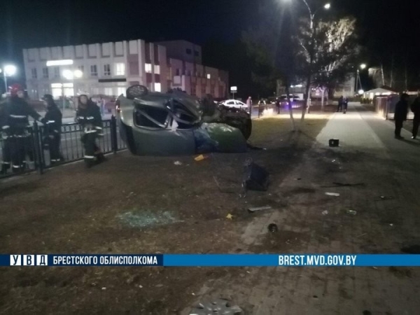 Серьезное ДТП в Дрогичине: работники МЧС спасли двух человек Серьезное ДТП в Дрогичине: работники МЧС спасли двух человек