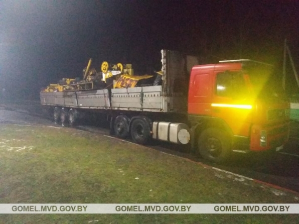 Гомельчанин вез 30 тонн металлолома без документов. Груз изъят, тягач с полуприцепом помещены на штрафстоянку Гомельчанин вез 30 тонн металлолома без документов. Груз изъят, тягач с полуприцепом помещены на штрафстоянку